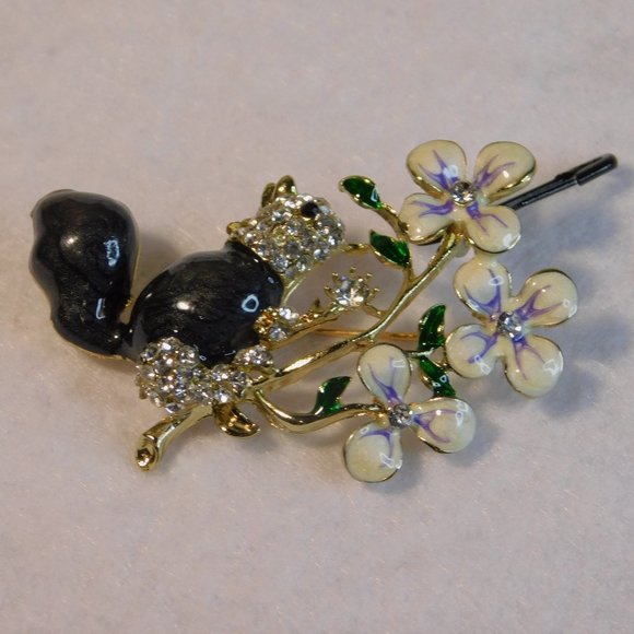 BLACK SQUIRREL in a BUSH Brooch - Picture 1 of 6
